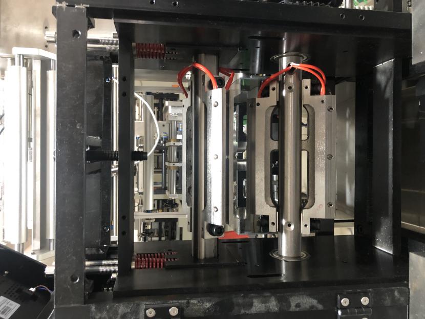 Rotary sealing jaw on a horizontal pillow flow wrapper for snack food